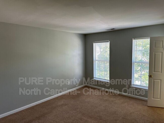 Building Photo - 6033 Queens Walk Ct