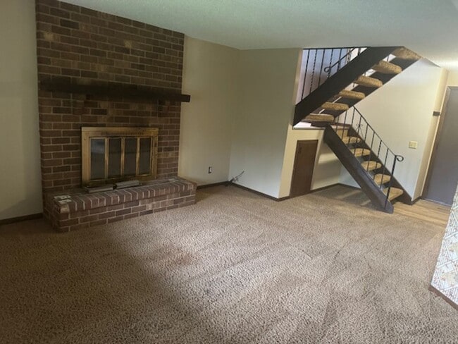 Building Photo - Updated 3 bed overlooking Pond. Available ...