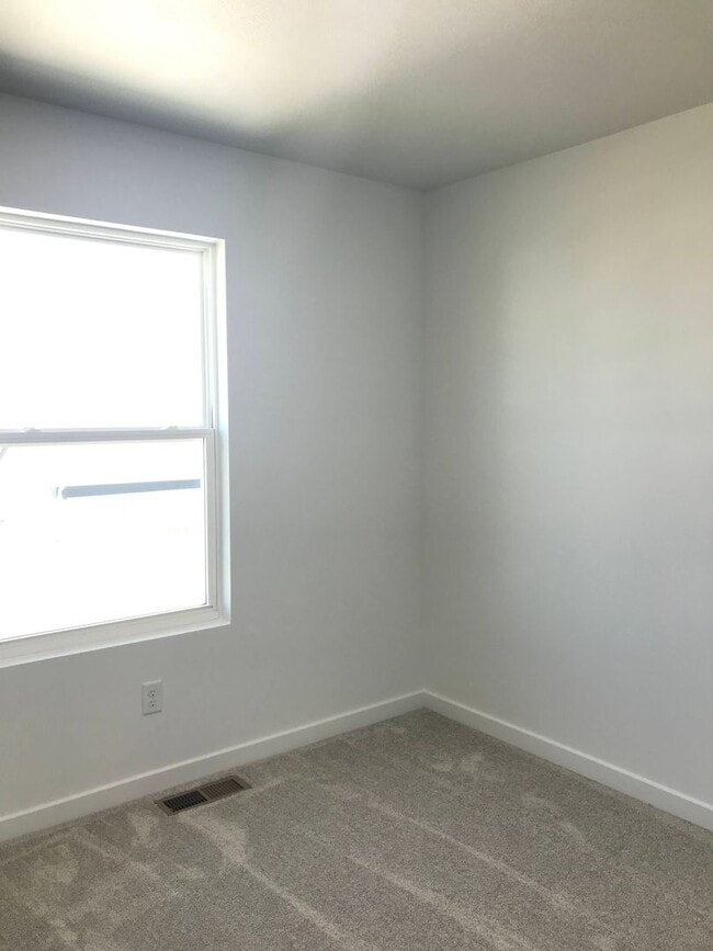 Building Photo - Executive Rental -  4 Bedroom 3 Baths