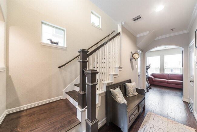 Building Photo - 444 N Live Oak St