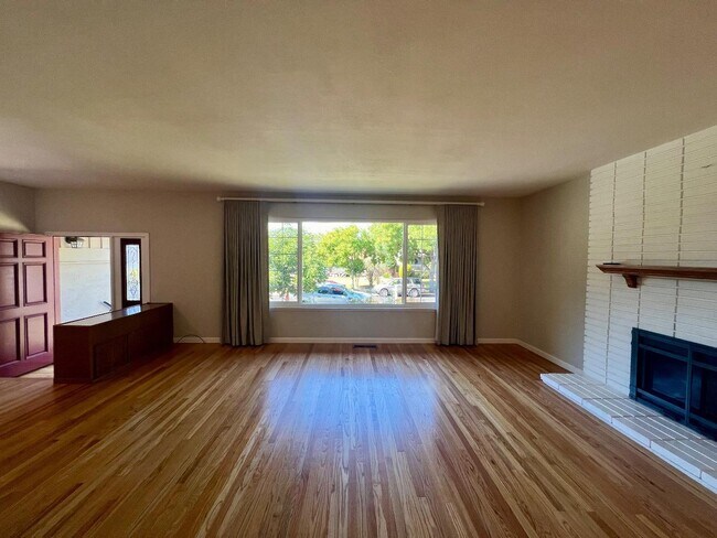 Building Photo - 1122 Viscaino Ave