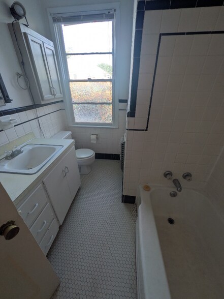 Building Photo - 2225 Wisteria St