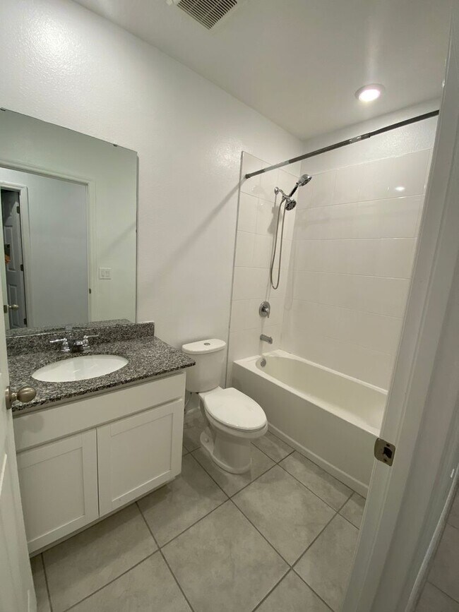 Building Photo - 3 Bedroom 2 Bath Home in Orchid Terrace for RENT!