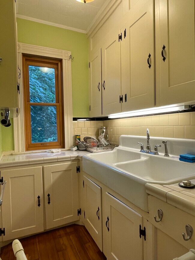 Building Photo - 20 Central St