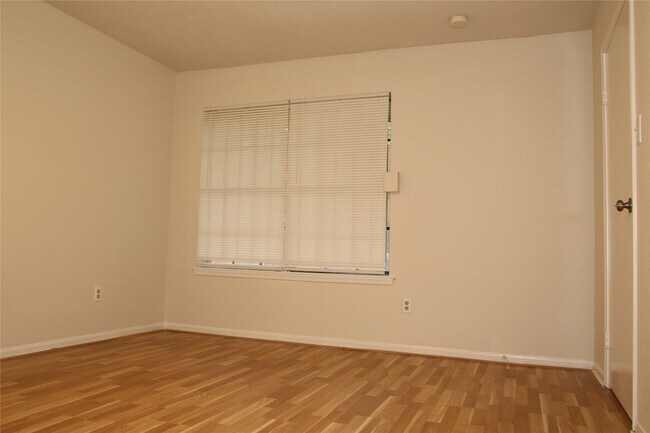 Building Photo - 2425 Holly Hall St