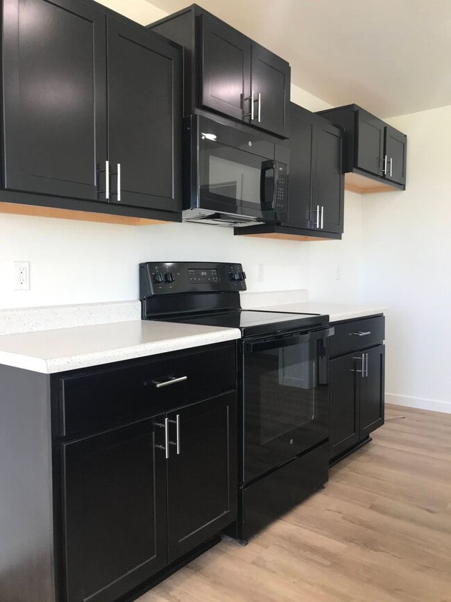 Building Photo - Executive Rental - 4 Bedroom 2 Baths