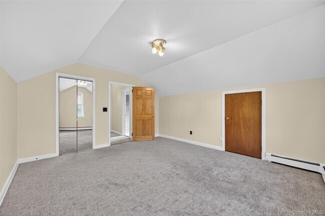 Building Photo - 3 Woodmere Ln