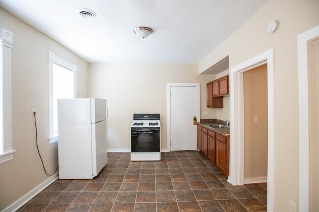 Building Photo - 829 E Clarke St