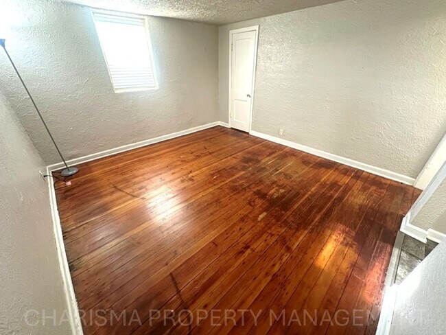 Building Photo - 917 Plex
