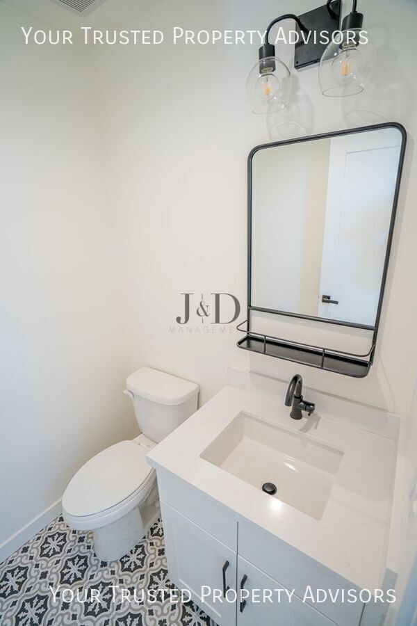 Building Photo - 1371 N Vulcan Ave