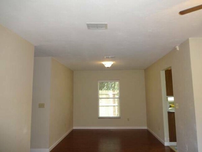 Building Photo - Flying Start Properties -1102 SW 6th St