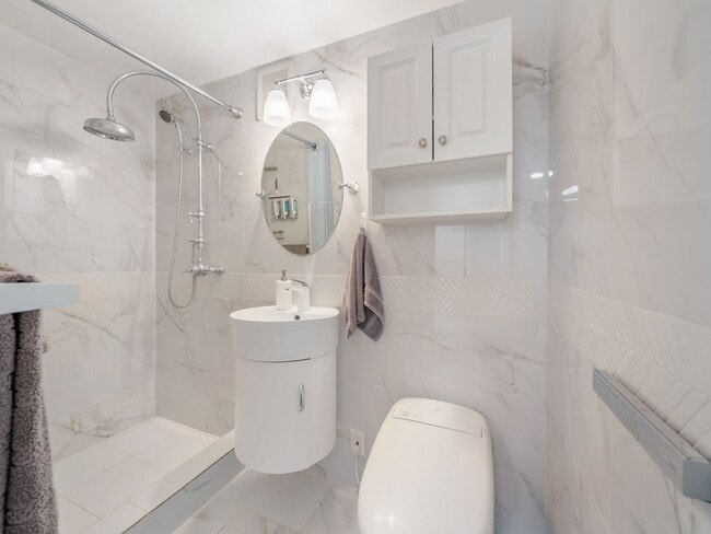 Building Photo - Upgraded Fully Furnished 1 bedroom ALL utilities included!