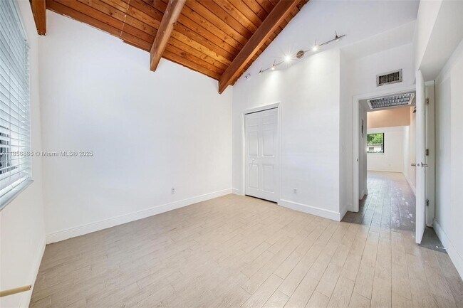 Building Photo - 1050 NE 129th St