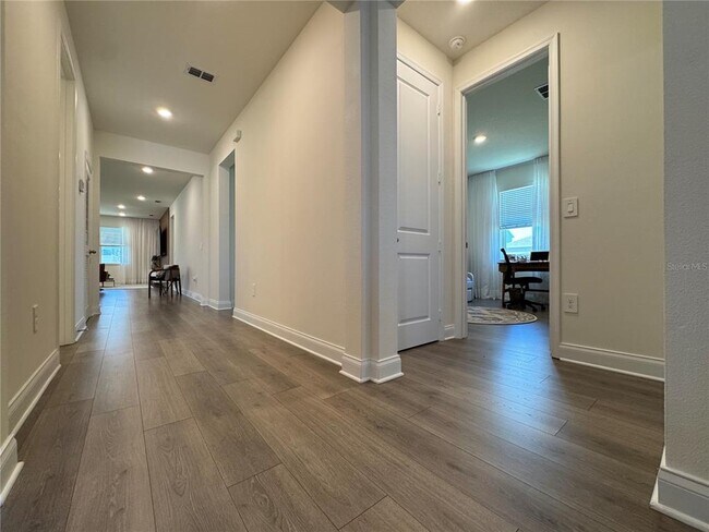Building Photo - 715 Blue Citrus Ln