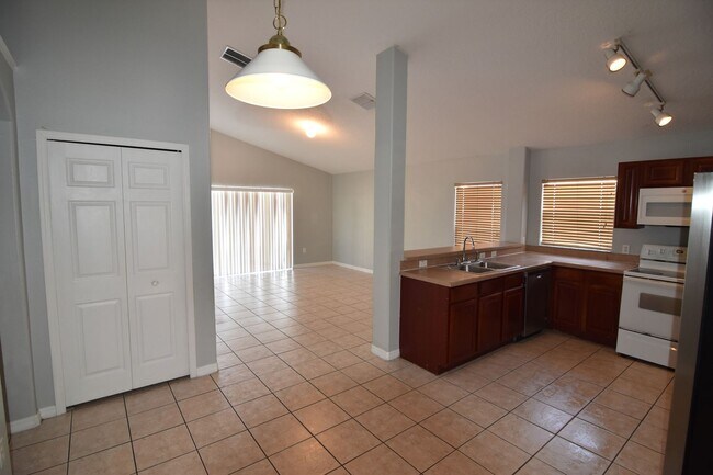 Building Photo - 233 Purslane Pass