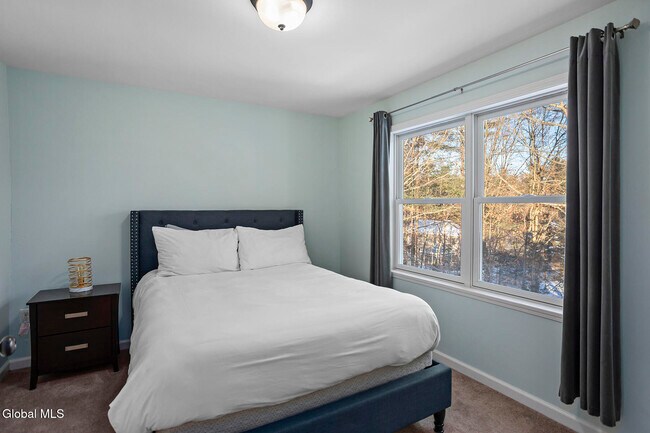 Building Photo - 8 Backstretch Ct