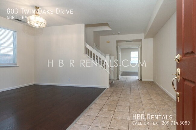 Building Photo - 803 Twin Oaks Dr