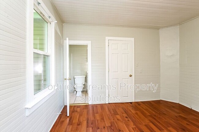 Building Photo - 1704 Lincoln Ave