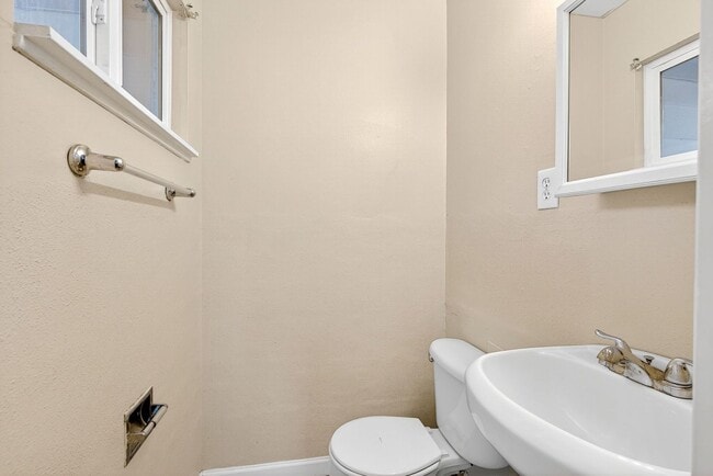 Building Photo - 3 Bedroom Ranch Style Home In Dellwood