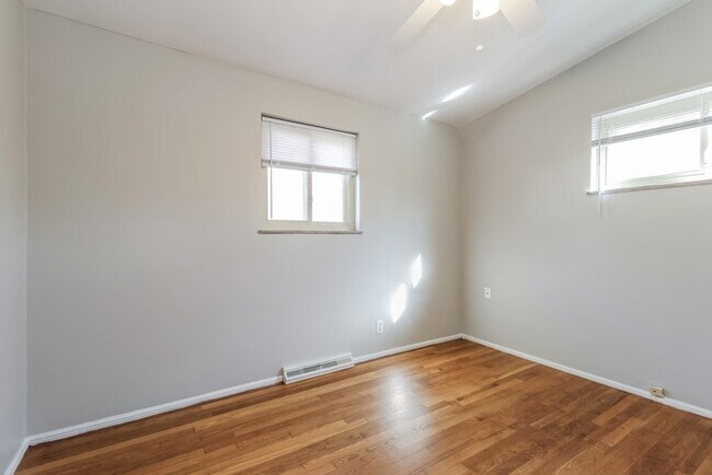 Building Photo - Gorgeous 4 Bedroom Ranch