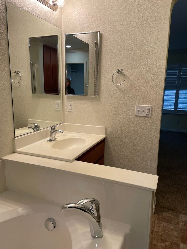 Building Photo - Beautiful 3 Bedroom Home in South Manteca – Prime Location!