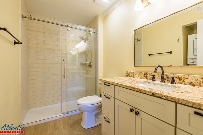 Building Photo - The Courtyard | Lovely Condo | Washer/Drye...