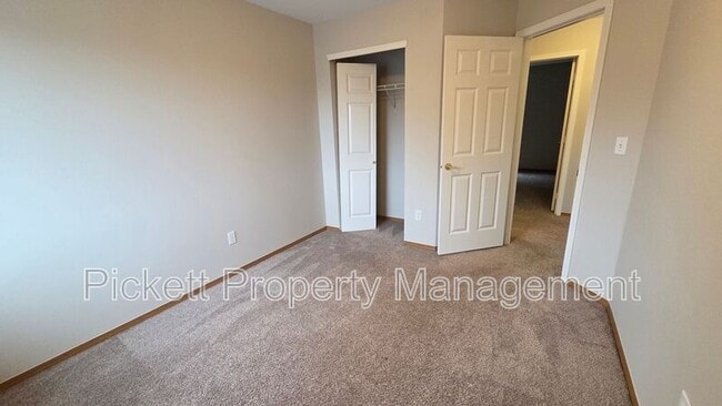 Building Photo - 1010 NW Poppy Ct