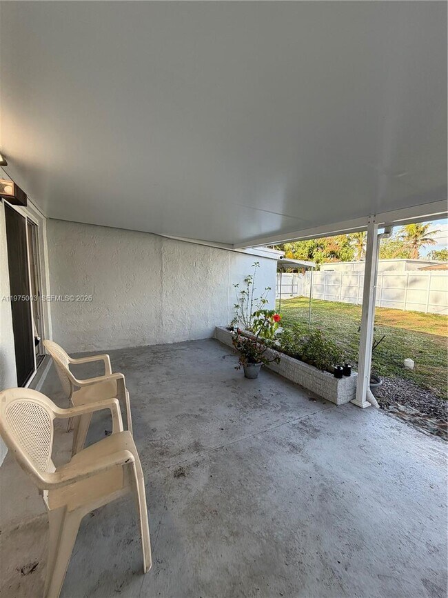 Building Photo - 2655 Island Dr