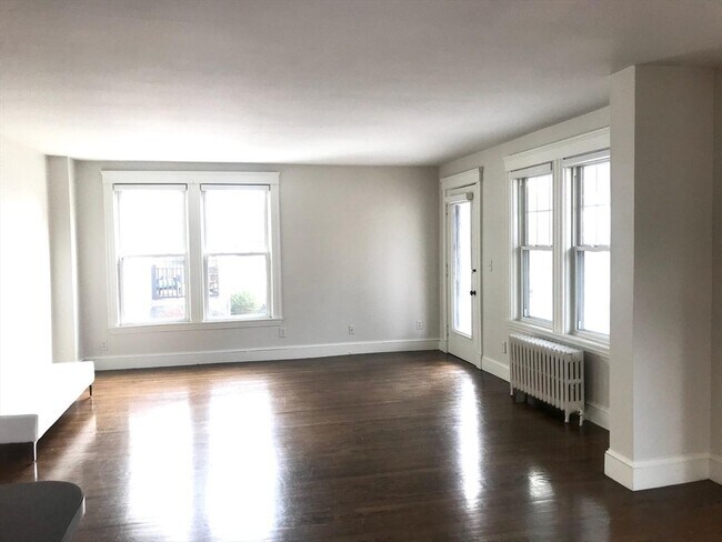 Building Photo - 11 W Elm Ave