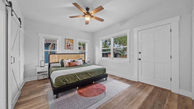 Building Photo - 1007 E Comanche Ave