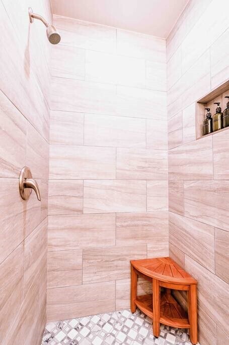 Building Photo - 406 NW Retreat Ln