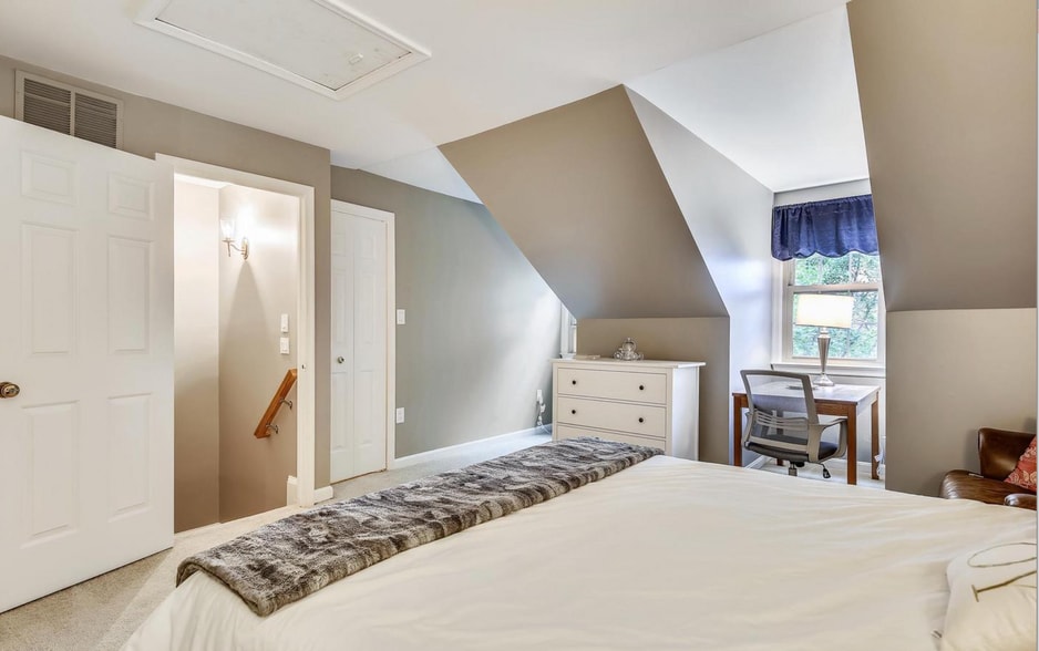 Top floor Room - 1176 N Utah St