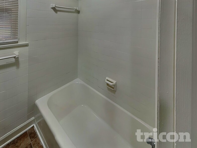 Building Photo - 1122 Paramount Cir