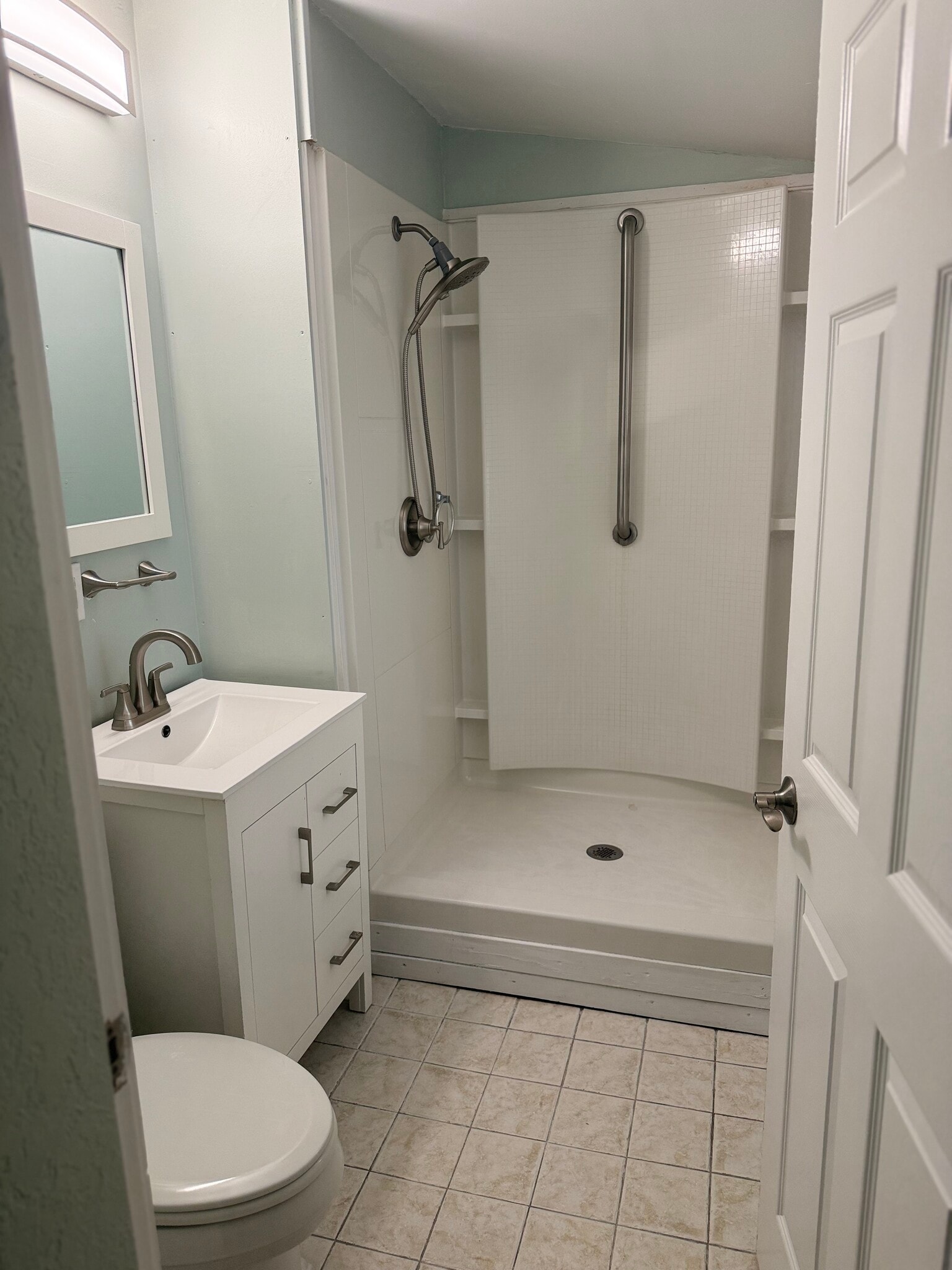 APT A BATHROOM - 2929 Patterson Ave