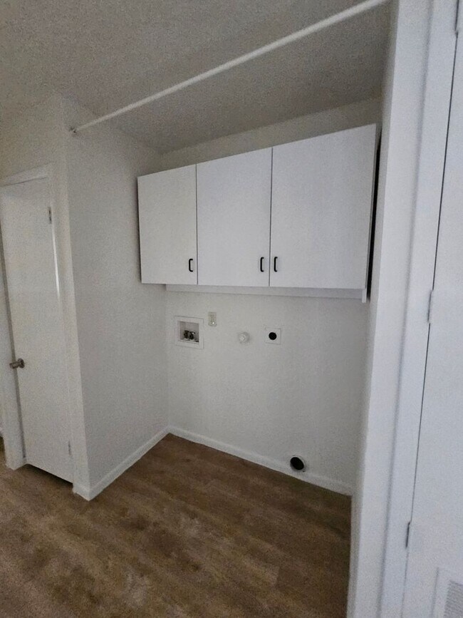 Building Photo - Fully Remodeled Duplex for Rent!