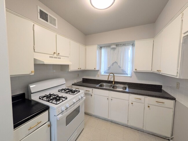 Building Photo - Southtrail Dr 501/503