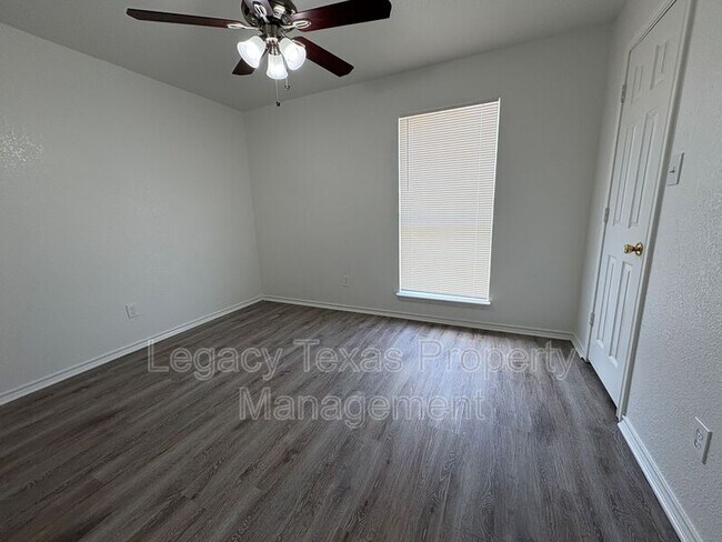 Building Photo - 404 N Anglin St
