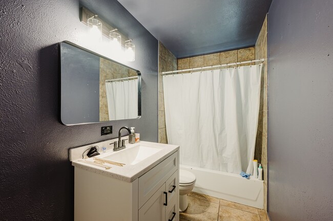 Building Photo - 1529 E 52nd St