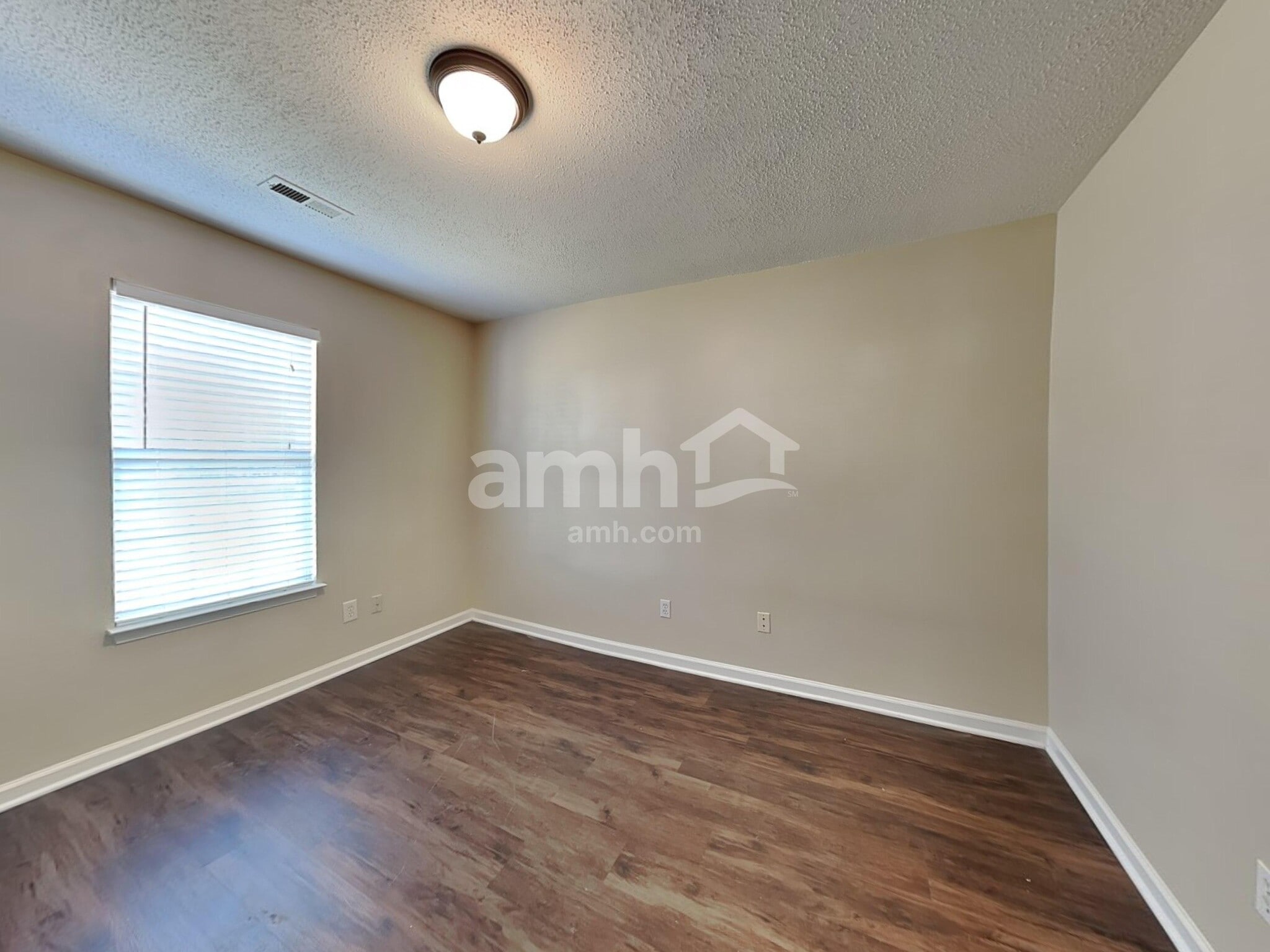 Building Photo - 555 Whistling Swan Dr