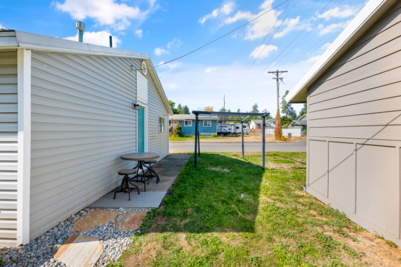 Building Photo - 1101 E Stiner Ave