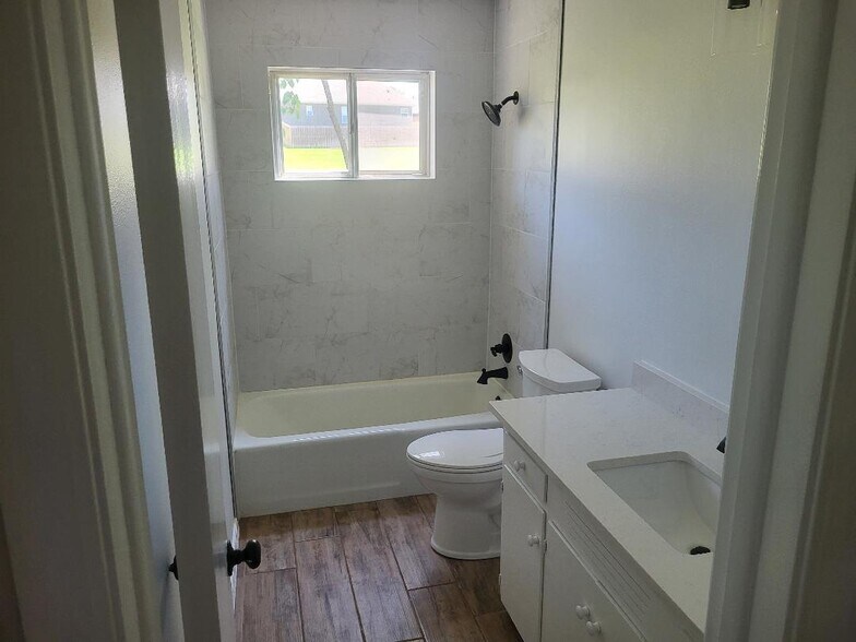 Common bathroom - 1511 W Magnolia St