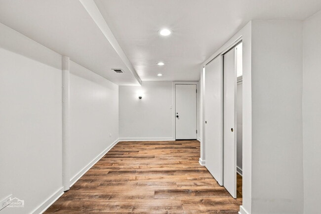 Building Photo - 560 W Arlington Pl