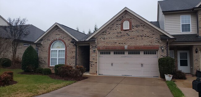 Building Photo - 315 St Nicholas Trail