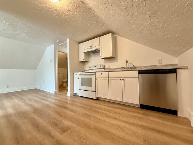 Building Photo - 542 Mt Hope St