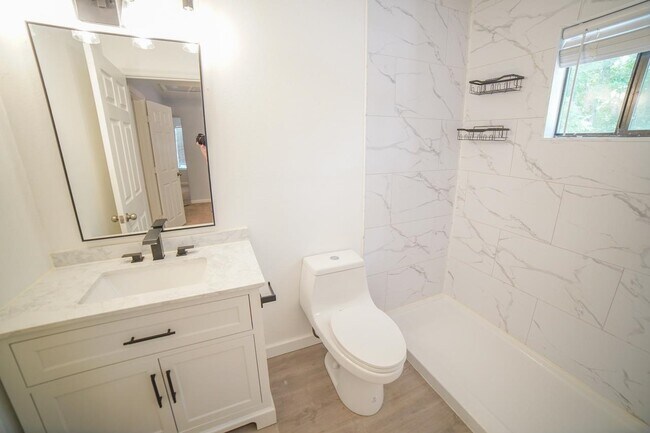 Building Photo - 741 White Dr