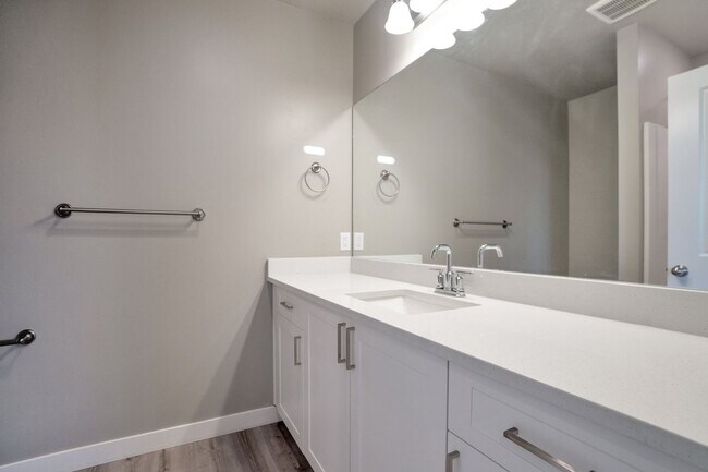Building Photo - Beautiful 4 Bed - 3 Bath Townhome in Great Clearfield Location! Available on June 10th!