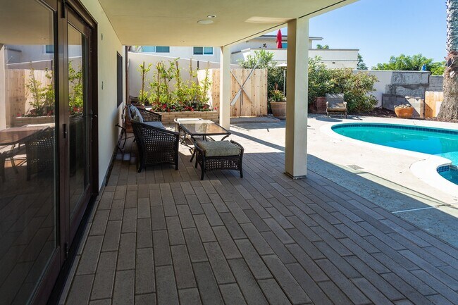 Building Photo - Furnished Oceanview Property