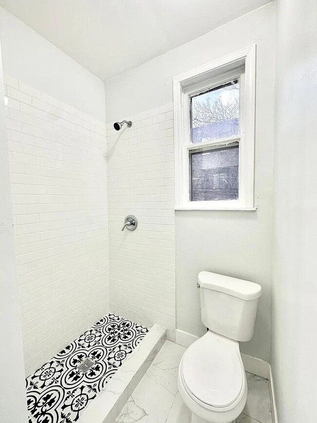 Building Photo - 2224 S Sawyer Ave
