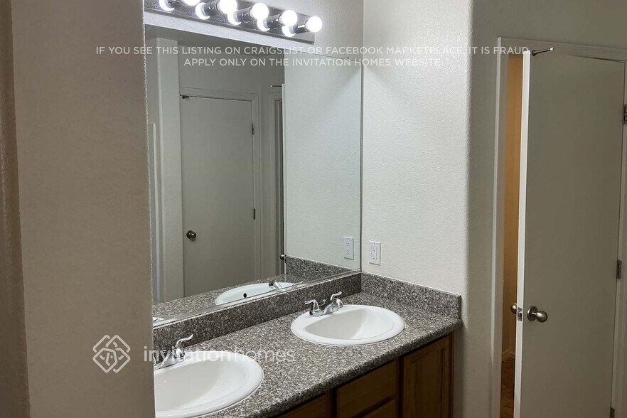 Building Photo - 5858 E Hoover Ave