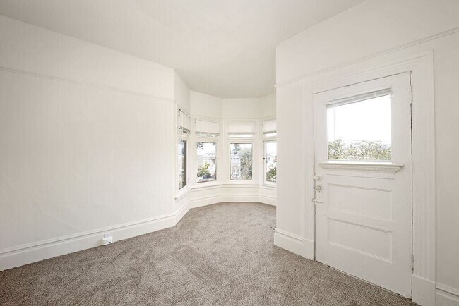 Building Photo - 2316 Buena Vista Ave